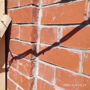 Угол дома сделан с выступом.