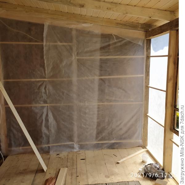 Положили на торцевую стену утеплитель.