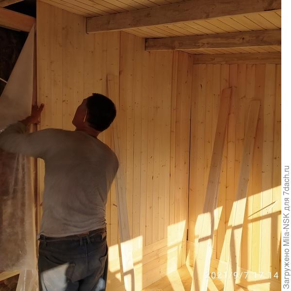 Ещё одна обшитая стена.