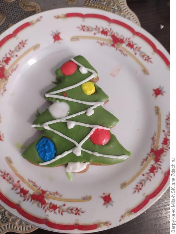 И он другую елочку с собою нам принес...