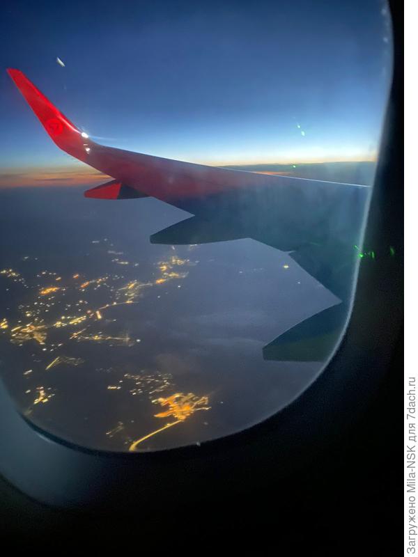 Под крылом ночной Новосибирск.