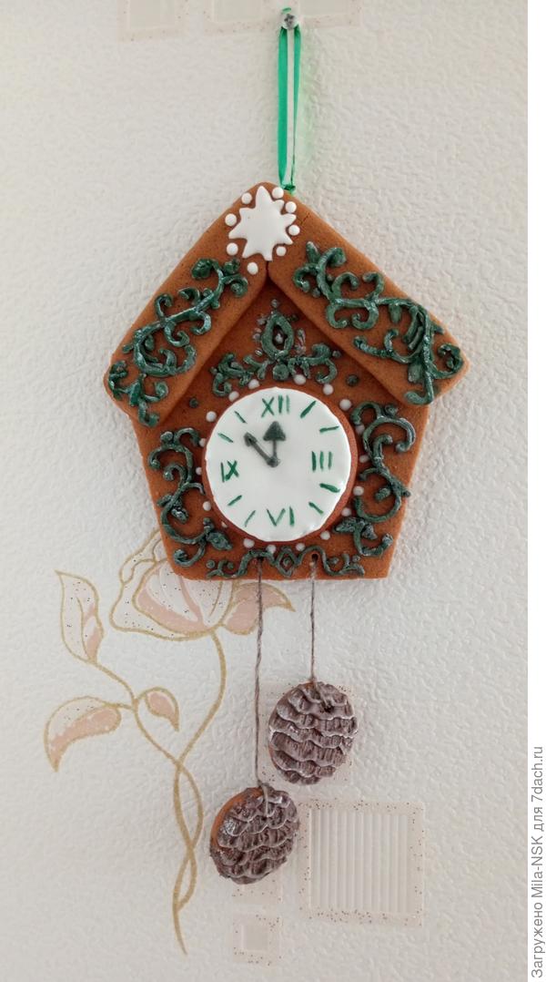 Эти ретро-часы, конечно, на елку не повесишь, тяжеловаты. Но вот на стену вполне...