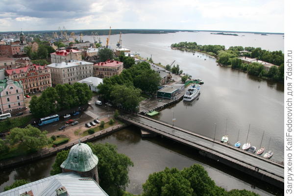 там внизу машинка припаркована
