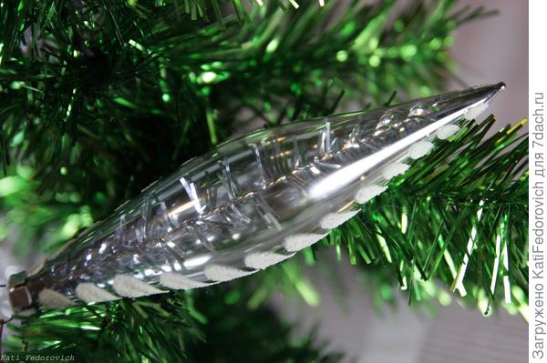 покрупнее. Внутри проволока с мишурой