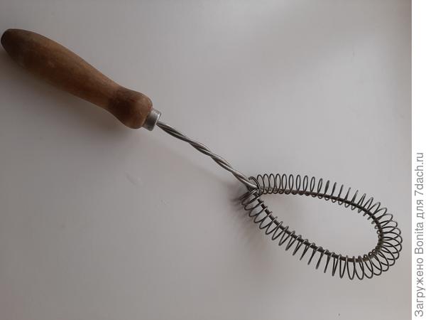 Доставшийся от мамы венчик-взбивалка, очень удобный, никаких брызг