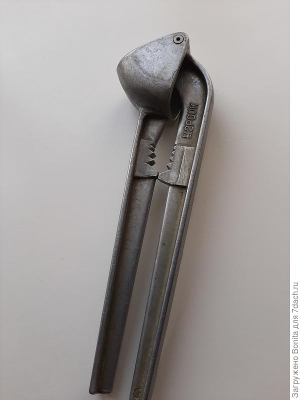 Во-первых, советская чеснокодавка. У меня много всяких - икеявские, и разных других, но эта любимая