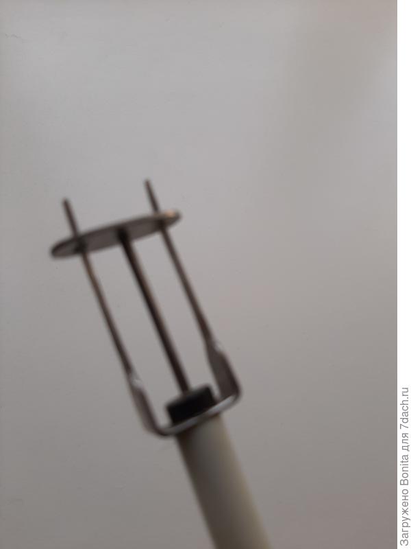 Действует как шприц - нажатием на пошень кусочек снимается