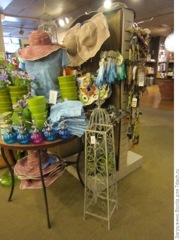 Внутри магазинчика