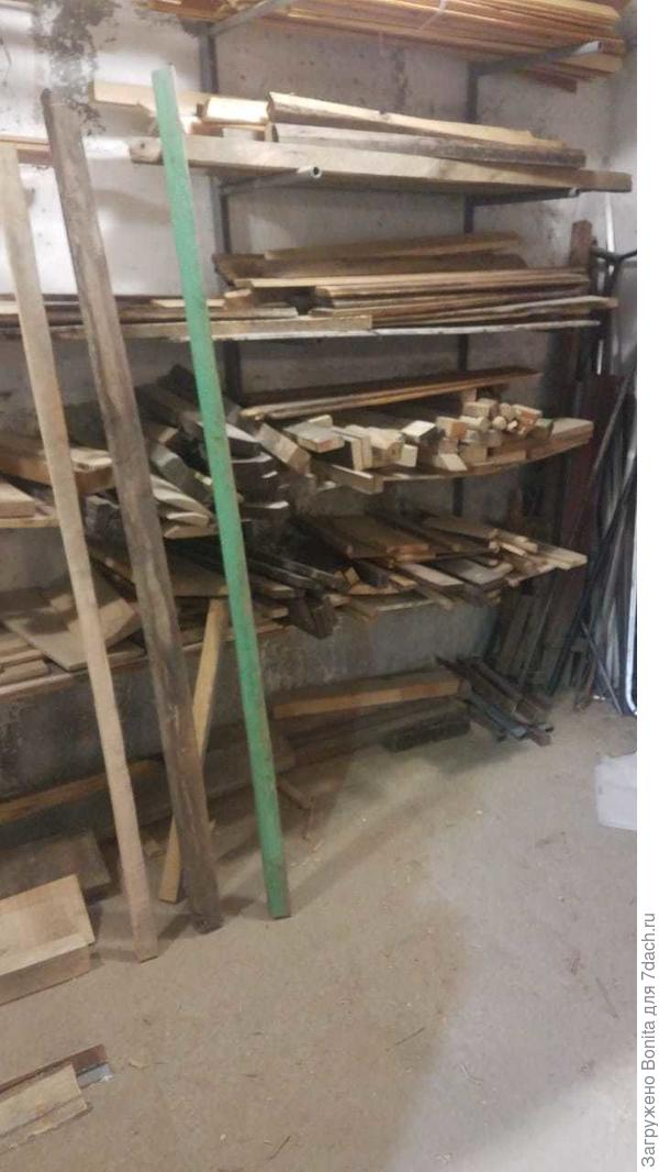 Целый стеллаж остатков для будущих &quot;шедевров&quot;