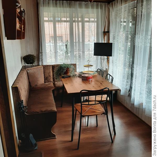 Комната и диван после ремонта