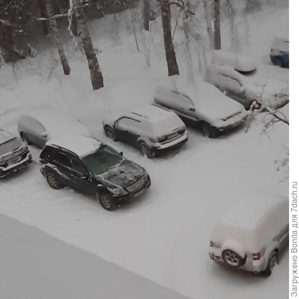 И ночью тоже. Машины во дворе сегодня утром