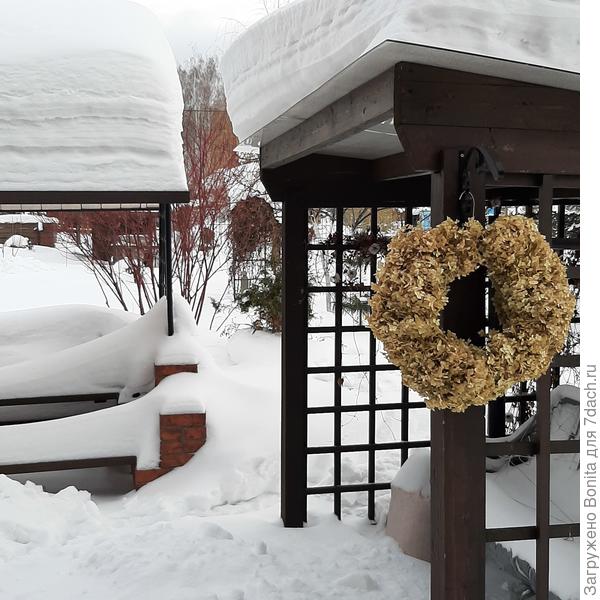 Снега много