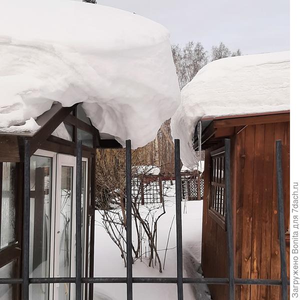 4 марта. &quot;Встретились&quot; две снежных крыши - баня и теплица.