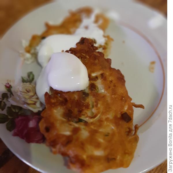 На тарелке были две, но пока ходила за телефоном...