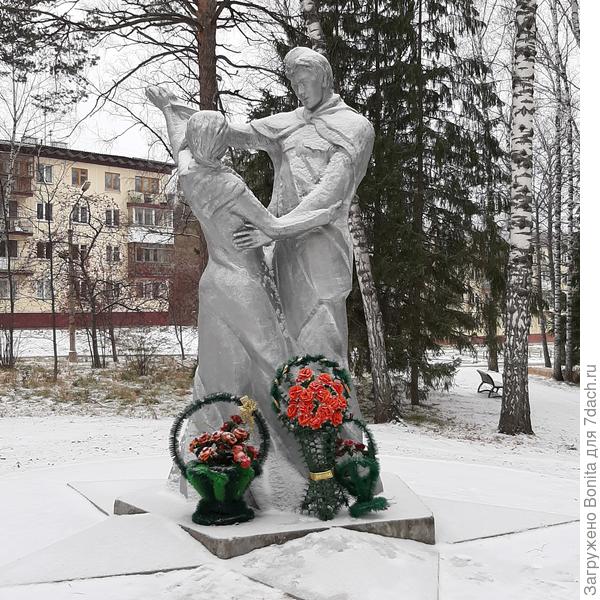 Когда проходишь мимо, пара как-будто кружит в вальсе.