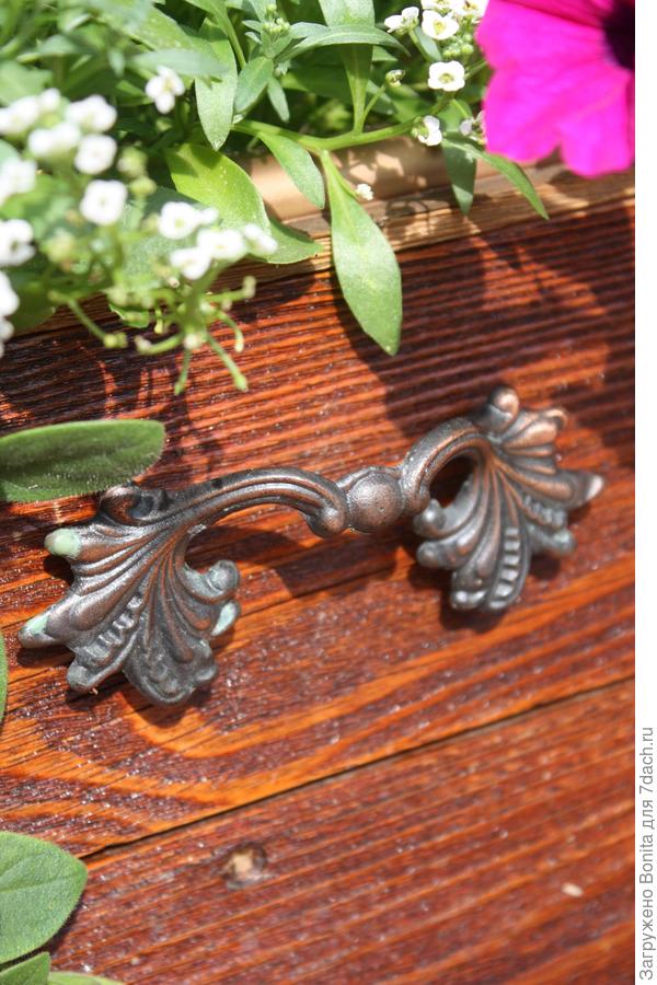 В центре ручки неудобный выступ и для руки места маловато. Зато красиво )))