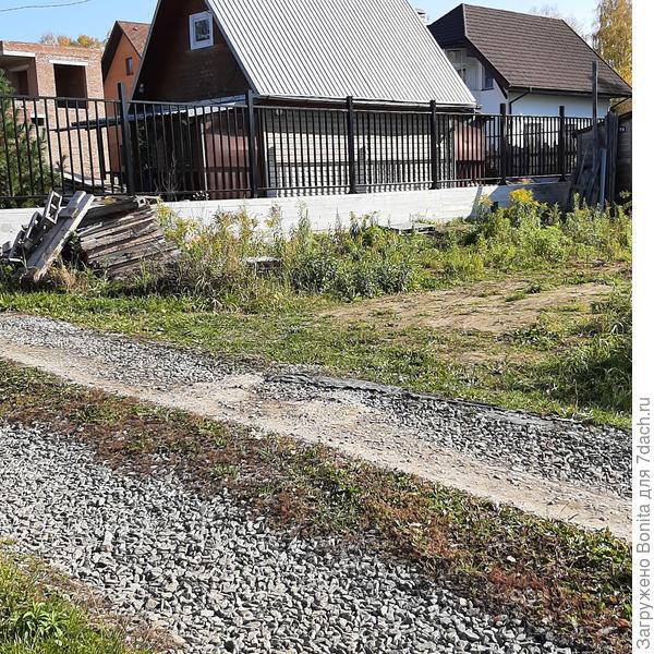 В домике живут строители. Потом будут сносить.