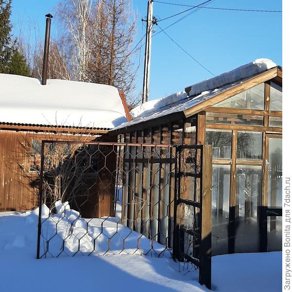 Снег с теплицы сам сполз.