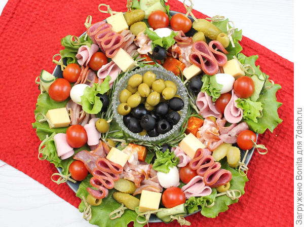 А еще понравилась вот такая нарядная новогодняя подача - тут на шпажках разные виды сыра, мясного и черри. Вместо стандартных мясных и сырных тарелок.