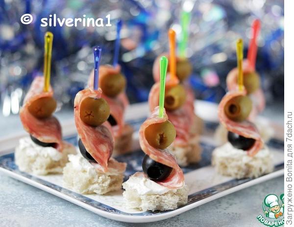 тут еще оливки двух цветов, а внизу сухарик с майонезом, но можно заменить на кусочек сыра