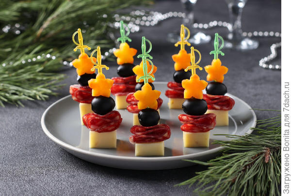 Звездочки, наверно, из моркови, но проще из мармелада формочкой (кисленький мармелад и к сыру и к колбаске - вкусная добавка)