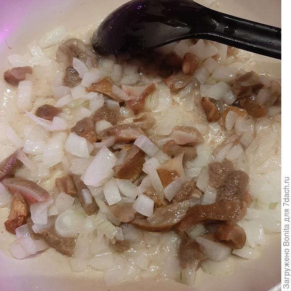 26.05.2025. На радостях маслята пожарила. Правда, лука больше, чем грибов, но вкусно!