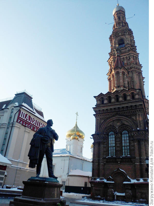 Памятник Шаляпину, отель "Шаляпин"