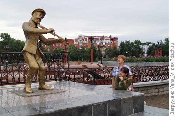 А это флейтист возле театра