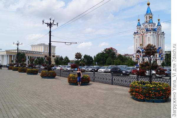 Комсомольская площадь. Памятника комсомольцам не видно, зато видно новопостроенный храм