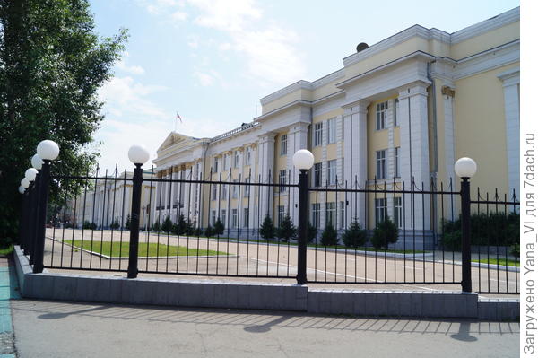 Что-то монументально-правительственное...