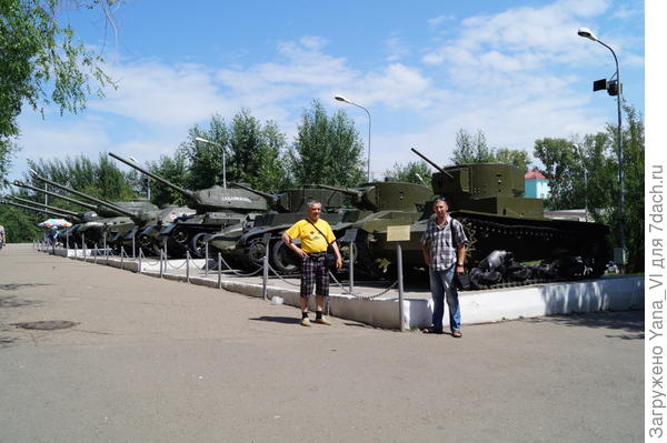 Буквально на "заднем дворе" Дома офицеров (если пройти в арку) большая выставка военной техники
