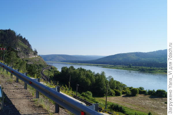 вдоль реки