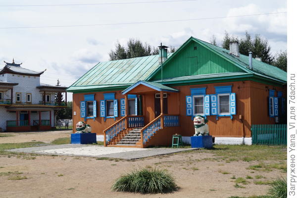 просто домик, но тоже со львами