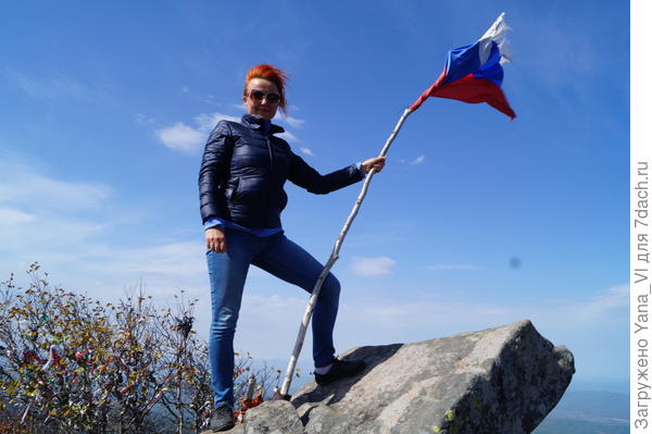 Очень извиняюсь, но фото флага без нас просто нет...