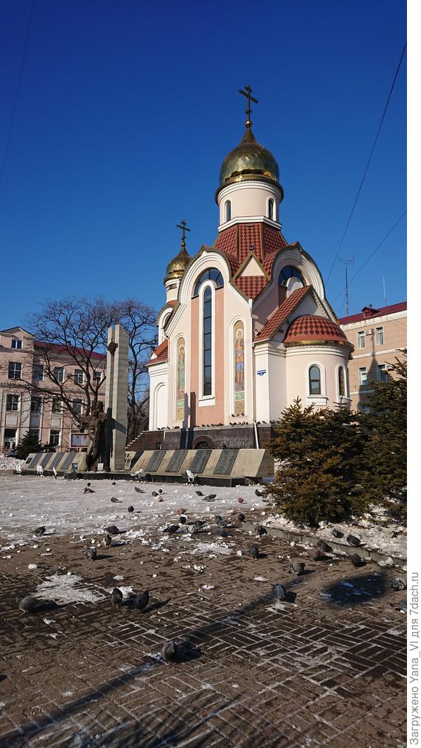 У часовни снова голуби