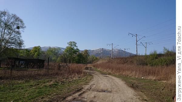 Видите заснеженную вершину вдалеке? Вот туда мы и сбегали за день:)