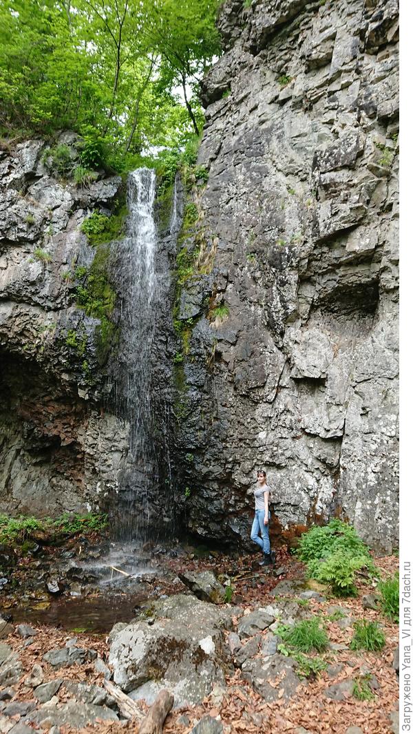Дочка у водопада. Но это только сама струя и малюсенький кусочек самой каменной чаши...