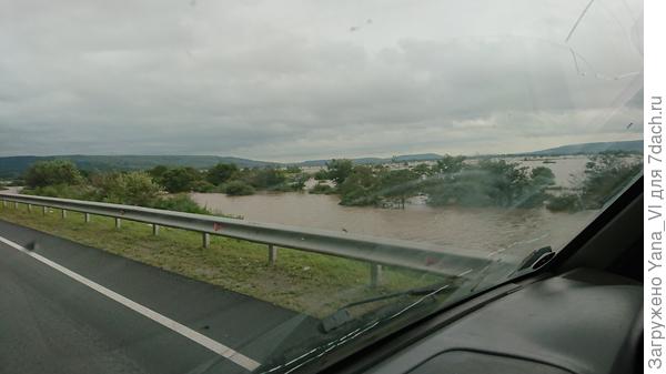 долина затоплена и вода подбирается к трассе...
