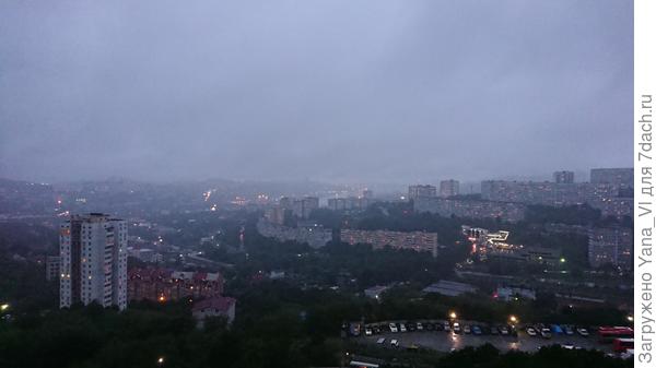 вдали идёт дождь