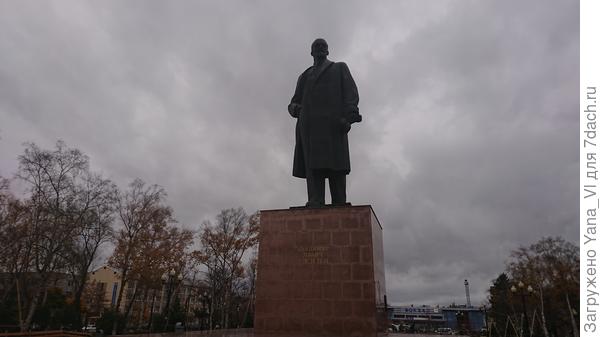 Напротив - как положено, памятник Ленину. За его спиной сквер.