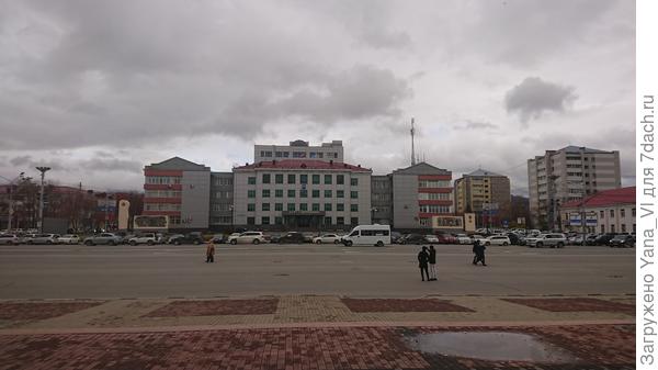 Администрация города и площадь перед ней