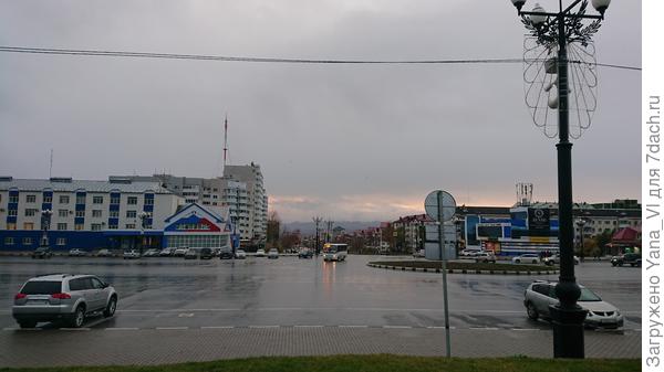 Площадь. Вдаль уходит проспект.
