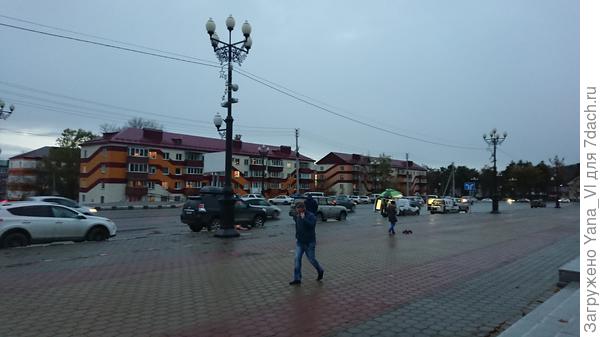 А это просто жилые дома напротив сквера, через дорогу.