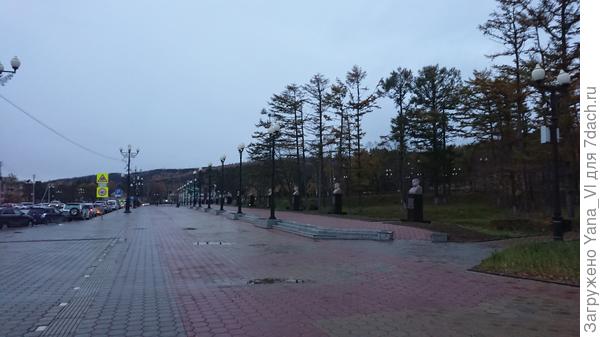 аллея Славы. Справа начинаются деревья сквера