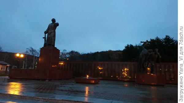 Со списками погибших и вечным огнём.
