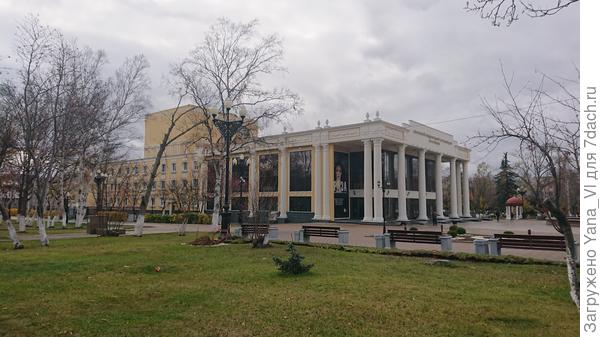 ... возле театра Чехова