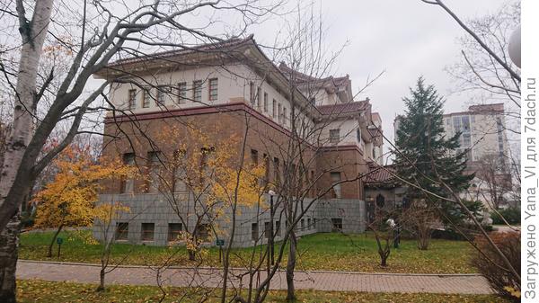 Вид сбоку на основное здание