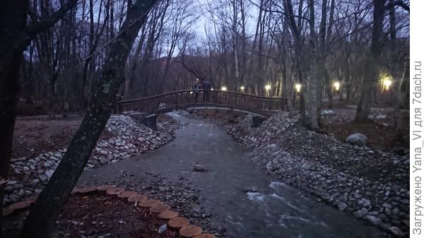 Берега ручейка, впадающего в озеро из леса красиво оформляются