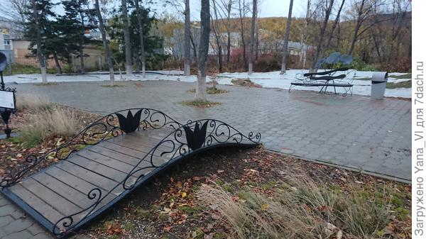 Пятачок между домами оформлен как скверик