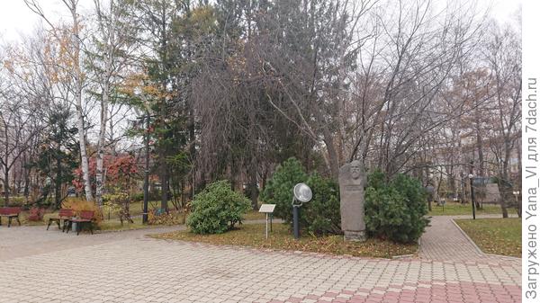 А этот перед входом в аллею почти с меня ростом. Просто я его издалека сфотографировала.